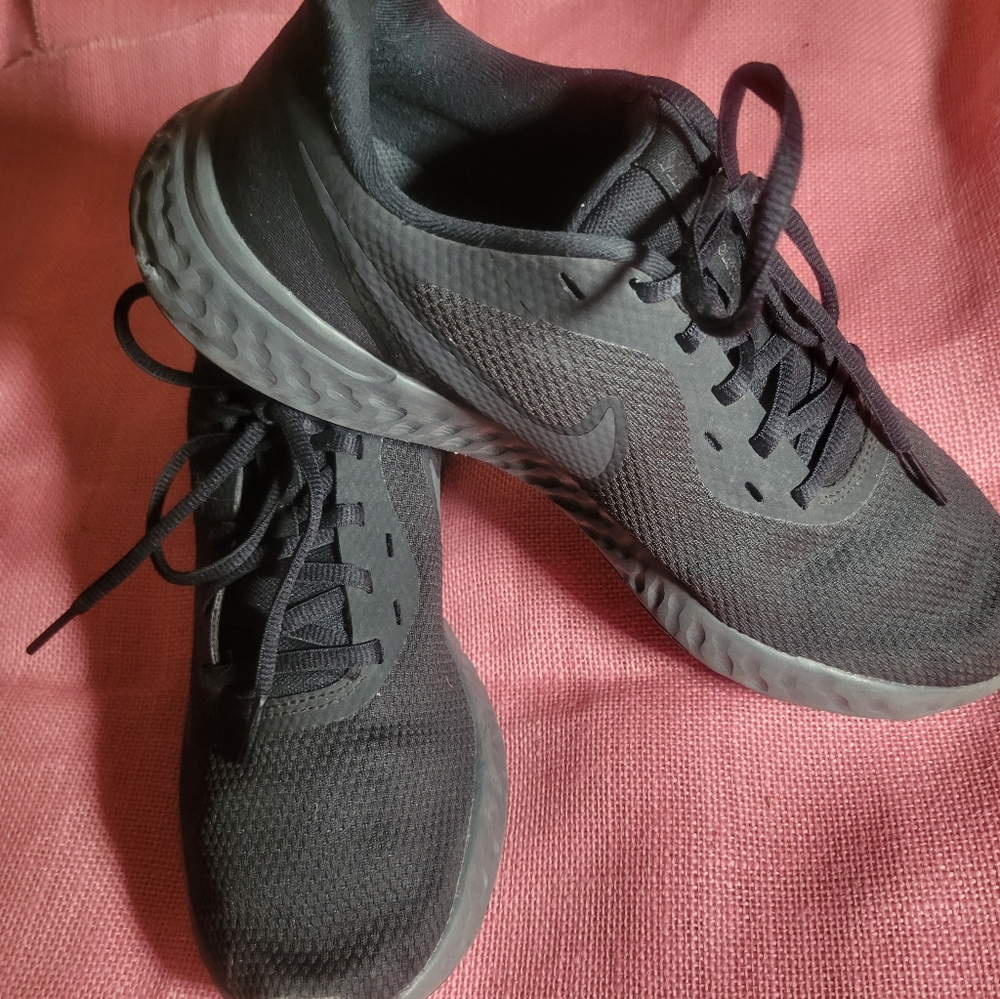 Nike Size 8 Black on Black Running Shoes